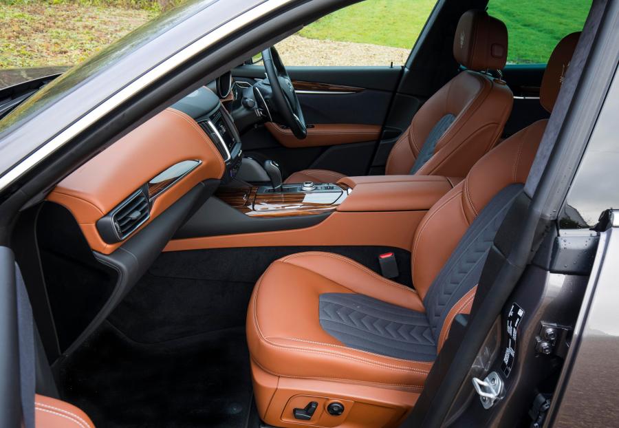 Интерьер Maserati Levante S Q4 GranLusso 2017 года  (UK) (фото 4 из 8)